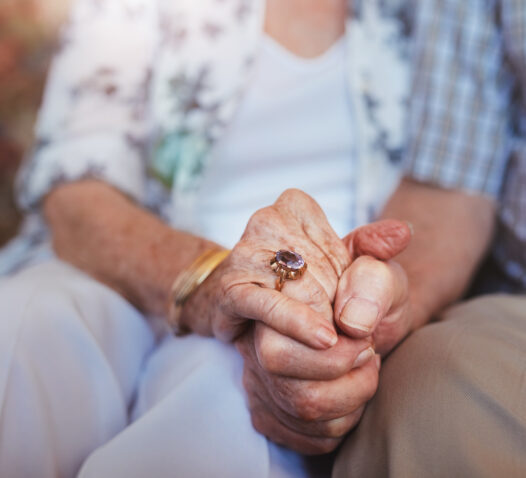 Par som håller handen