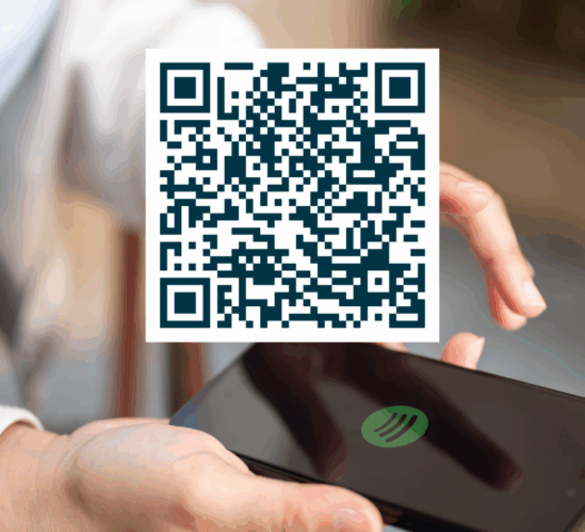 En hand håller en smartphone med en grön app-ikon synlig på skärmen, medan en QR-kod svävar ovanför.