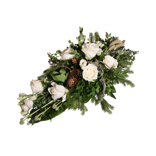 Vita rosor och gröna blad arrangerade med kottar i en elegant blombukett.