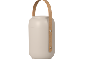 Beige cylinderformad lampa med ett trähandtag som går över toppen.